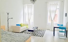 Bright And Cozy - City Center Apt