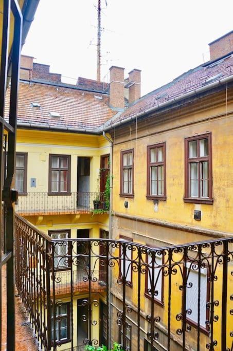 Bright And Cozy - City Center Apt Budapest Exterior photo