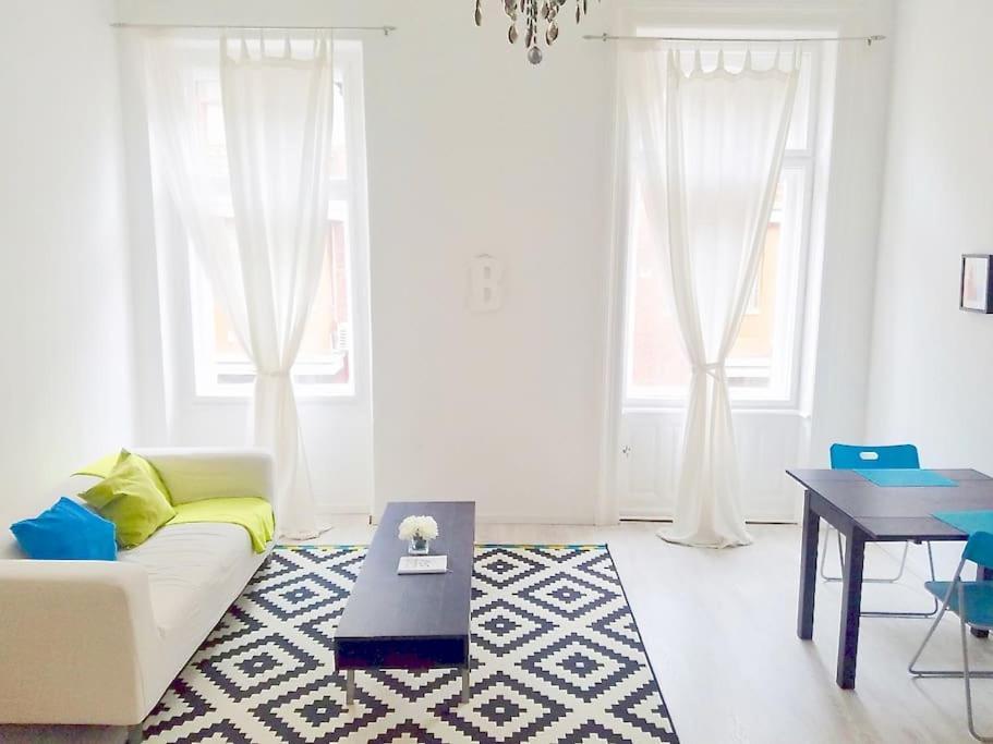 Bright And Cozy - City Center Apt Budapest Exterior photo